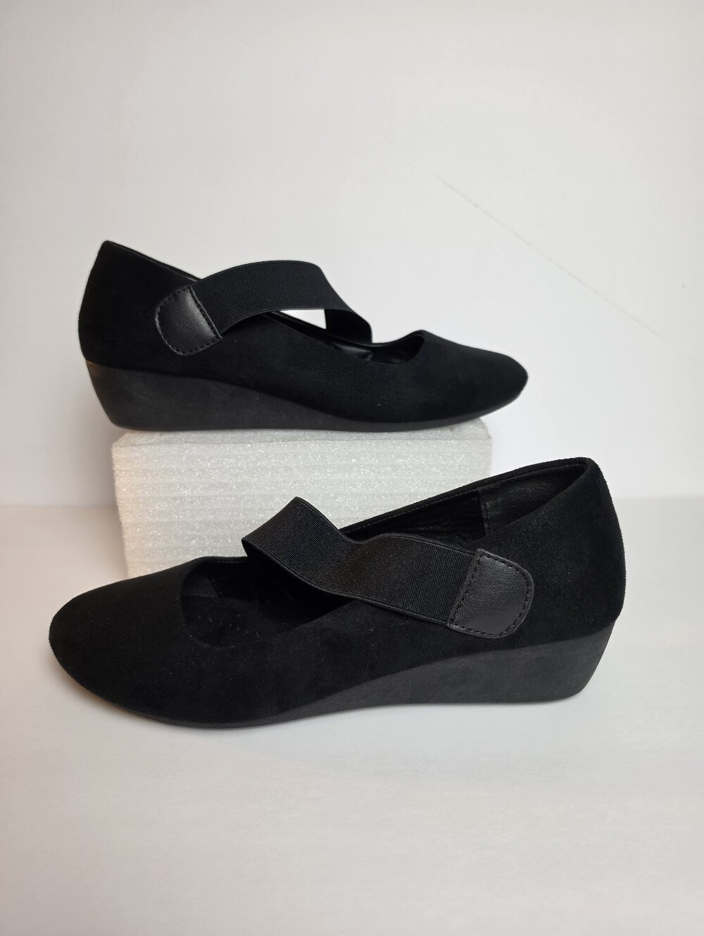 CL by Laundry Women's Bail Black Faux Suede 1.5" Wedge Stretch Strap Sz. 7.5